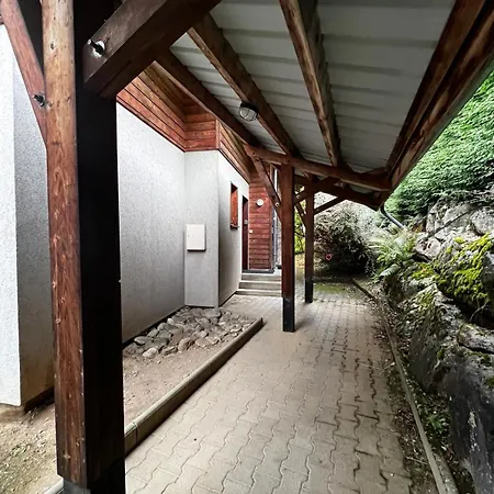 Large - Walkable To - Flexible Beds *