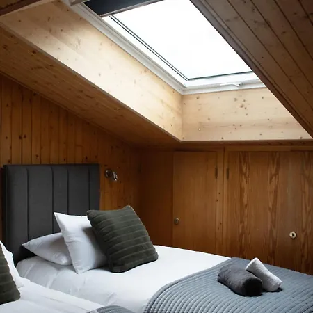 Large - Walkable To - Flexible Beds *